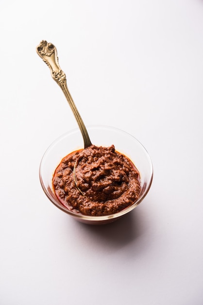 Foto hausgemachte tandoori-paste oder marinade-mischung, in eine schüssel geben. verwendet für gegrilltes hähnchen oder paneer oder gemüse.