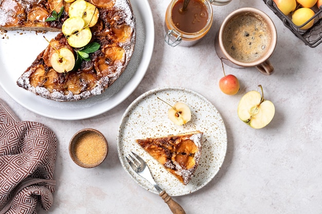 Hausgemachte Tarte-Tatin-Torte mit Äpfeln und Nüssen auf einem beigen Hintergrund Französischer Apfelkuchen