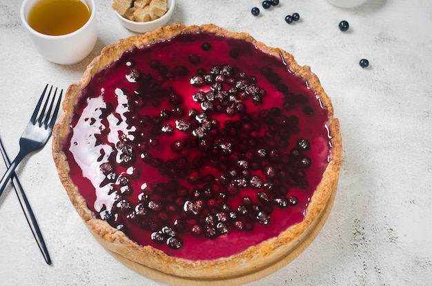 Foto hausgemachte tiroler torte mit schwarzen johannisbeeren und vanillesoße