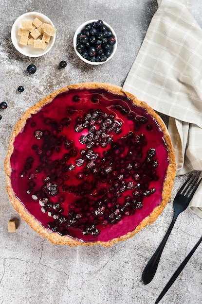 Hausgemachte Tiroler Torte mit schwarzen Johannisbeeren und Vanillesoße