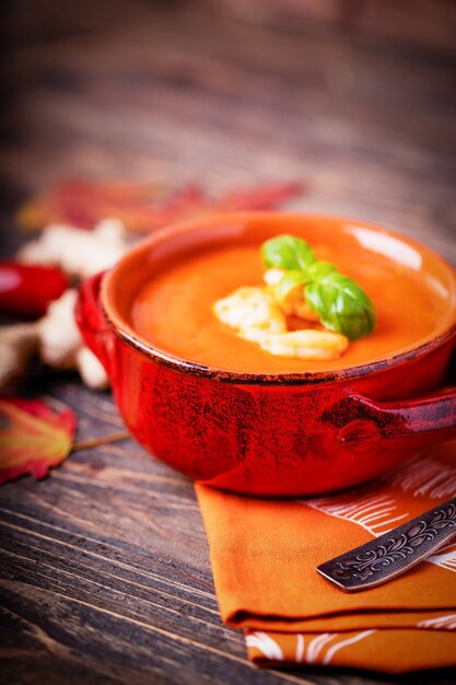 Hausgemachte Tomaten-Ingwer-Suppe mit Garnelen und Basilikum