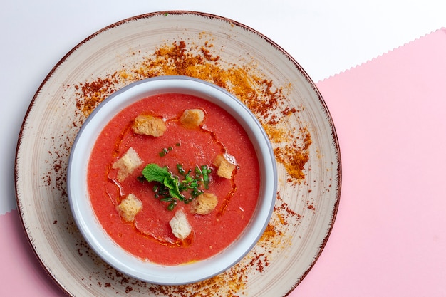 Hausgemachte Tomatensuppe auf weißem Hintergrund