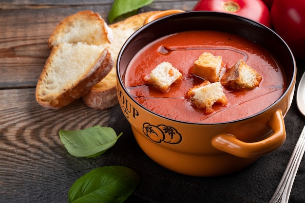 Hausgemachte Tomatensuppe mit Basilikum.