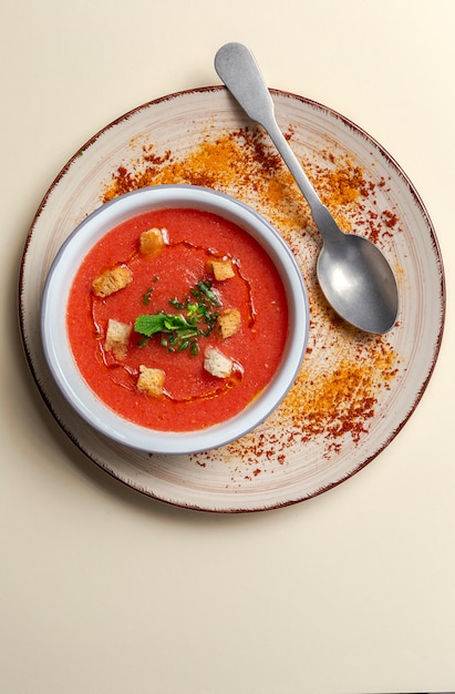 Hausgemachte Tomatensuppe mit Brot, Minze und Olivenöl