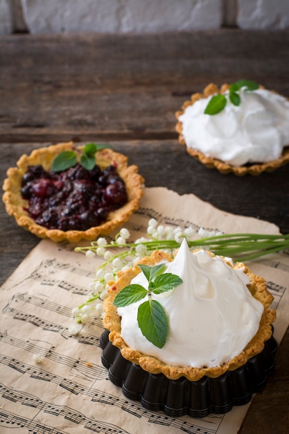 Hausgemachte Torte mit Beeren und Zuckerguss, Sahne, Schlagsahne