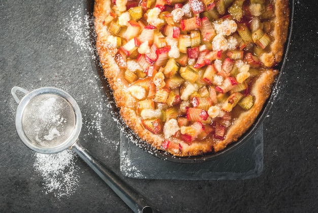 Hausgemachte Torte mit Rhabarber kochen