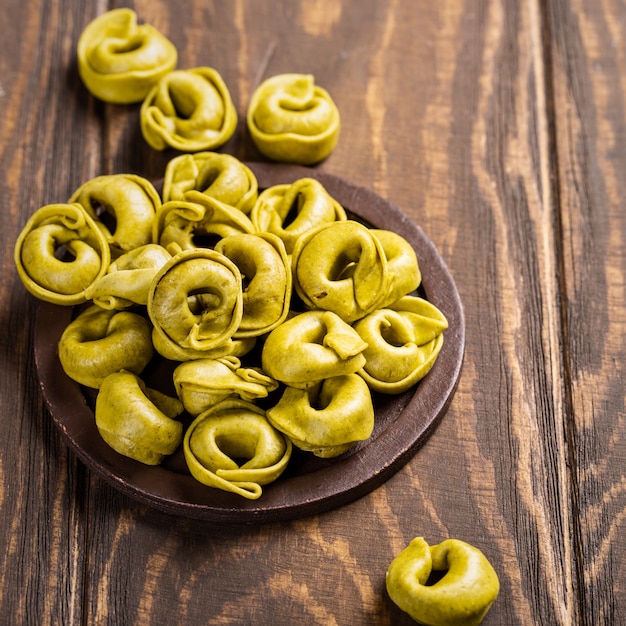 Hausgemachte Tortellini mit Spinat, Käse und Ricotta