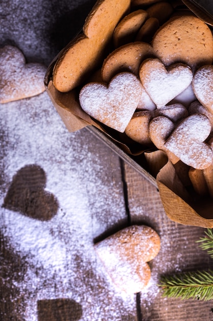 Hausgemachte Torten zum Valentinstag – Ingwerplätzchen in Herzform in der Retro-Box