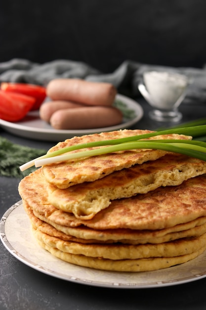 Hausgemachte Tortillas auf einem Teller mit Würstchen und Tomaten