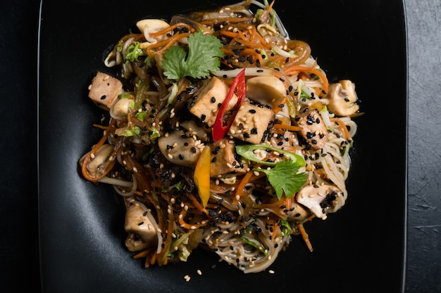 Hausgemachte traditionelle chinesische Mahlzeit. Nudelgemüse gebratener Tofusalat