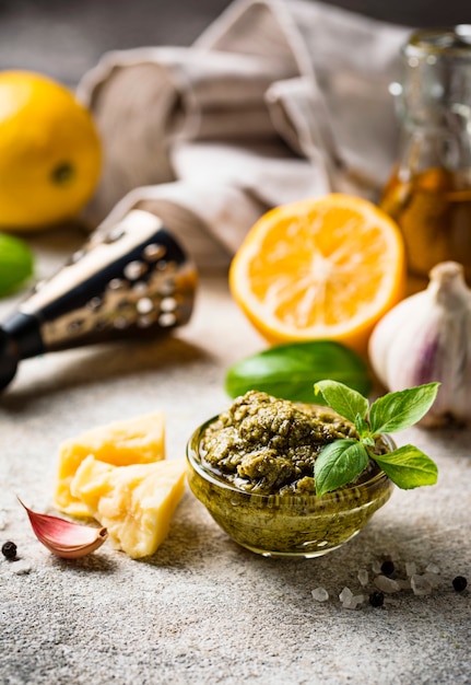 Hausgemachte traditionelle italienische Pesto-Sauce