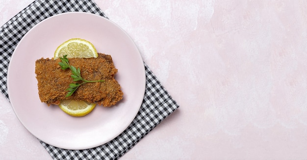 Hausgemachte traditionelle mailänder kalbsschnitzel mit pommes frites, salat, mayonnaise-sauce