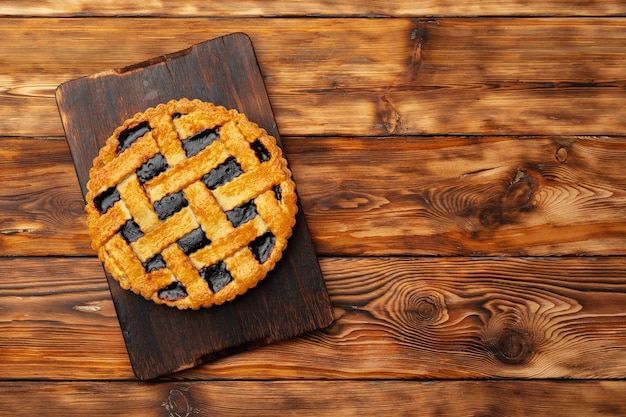 hausgemachte traditionelle süße Herbst Himbeer Torte Kuchen auf Holztisch für Thanksgiving