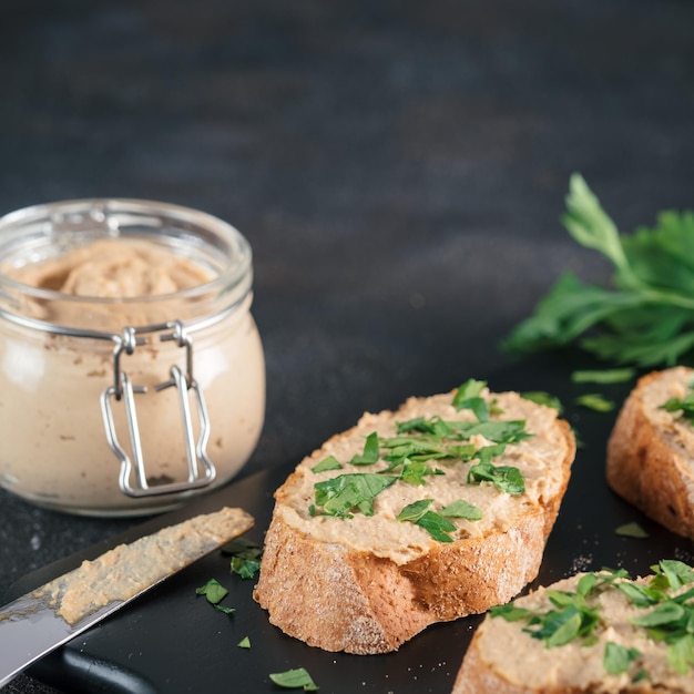 hausgemachte Truthahnpaste auf Brot