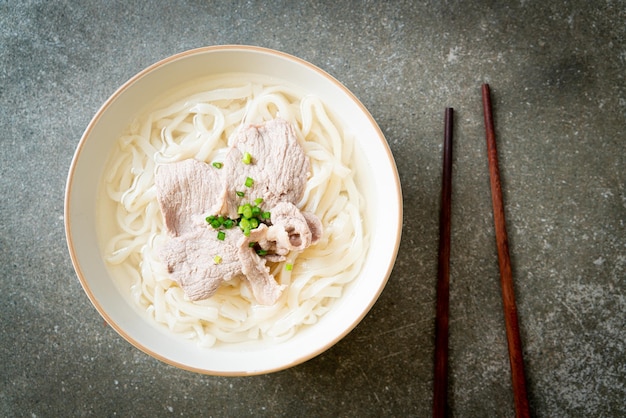 hausgemachte Udon-Ramen-Nudeln mit Schweinefleisch in klarer Suppe