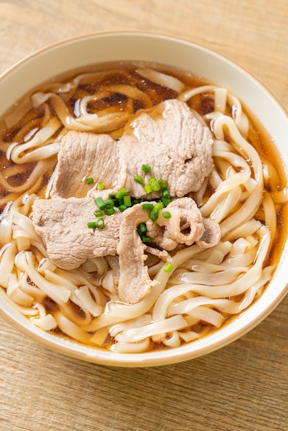 hausgemachte Udon-Ramen-Nudeln mit Schweinefleisch in Soja- oder Shoyu-Suppe