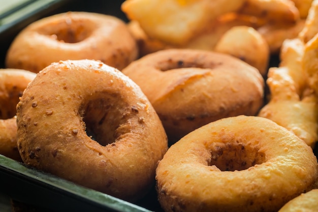 Hausgemachte und köstliche goldene Donuts mit Puderzucker