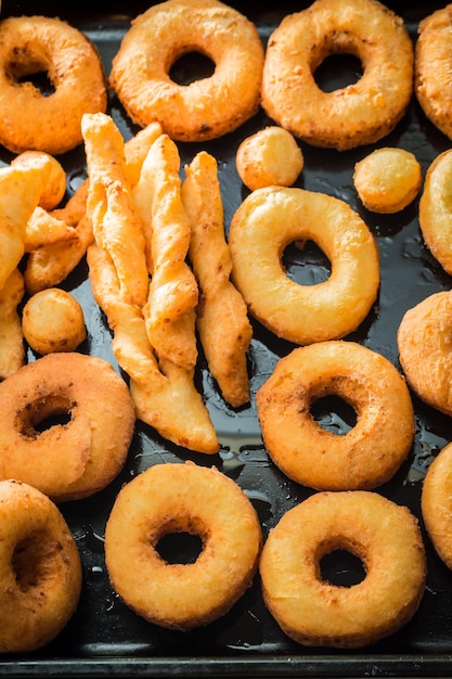 Hausgemachte und köstliche goldene Donuts zum Verzehr bereit