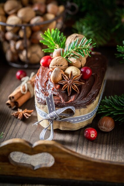 Hausgemachte und süße Lebkuchennüsse zu Weihnachten mit Schokolade