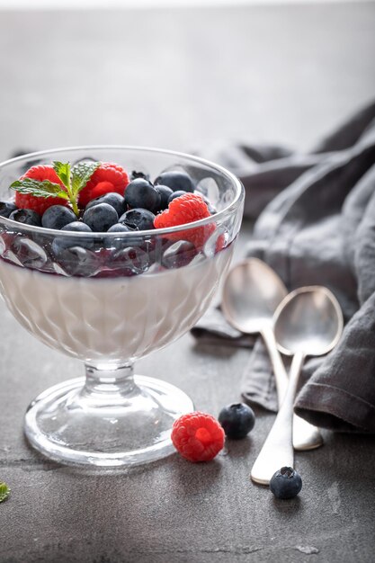 Hausgemachte und süße Panna Cotta mit Marmelade und rohen Beeren