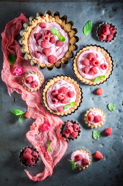 Hausgemachte und süße Torten mit frischen Beerenfrüchten