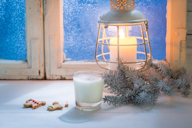 Hausgemachte und süße Weihnachtsplätzchen mit Milch auf weißem Tisch