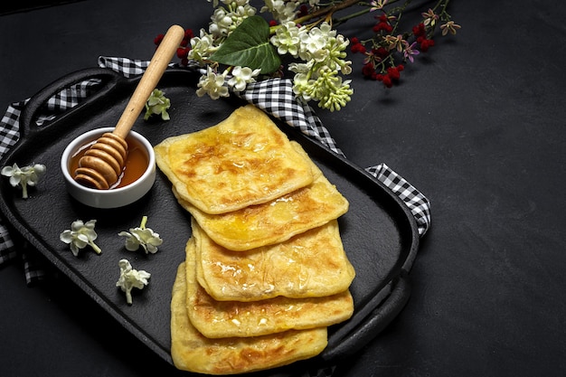 Hausgemachte und traditionelle arabische Rghaif oder Msemen mit Honig und Frischkäse. Marokkanisches Essen