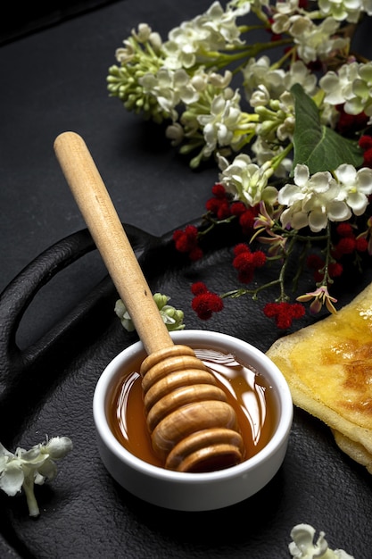 Hausgemachte und traditionelle arabische Rghaif oder Msemen mit Honig und Frischkäse