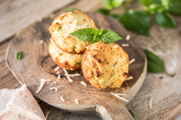 Hausgemachte ungesüßte herzhafte Vorspeisen-Cupcakes mit Schinken, Käse, Pesto.