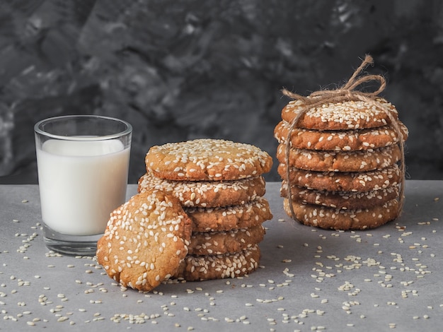 Hausgemachte vegane Tahini-Kekse im Stapel mit Glas Milch