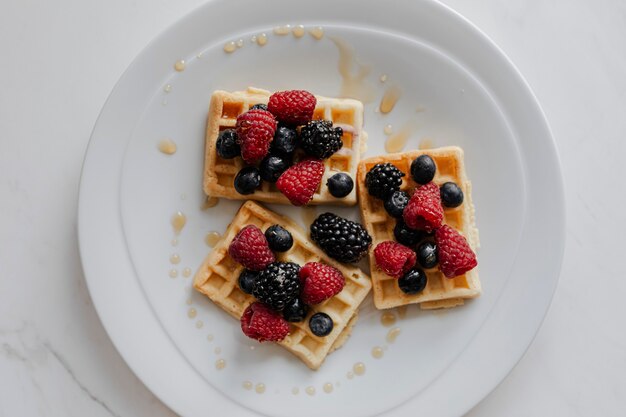 Hausgemachte Waffel mit Beeren-Topping