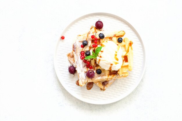 Hausgemachte Waffeln mit Beeren