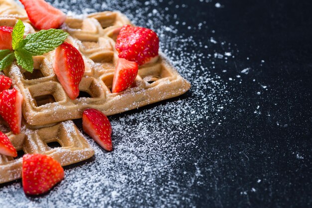 Hausgemachte Waffeln mit frischen Erdbeeren