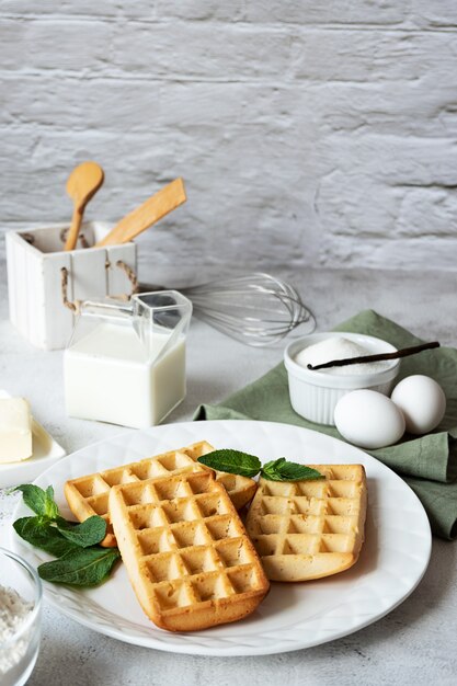 Hausgemachte Waffeln mit ihren Zutaten