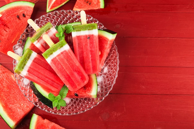 Hausgemachte Wassermelone Eis am Stiel auf einem Teller. Sommer Food Konzept.