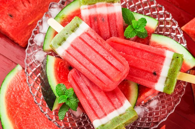 Hausgemachte Wassermelone Eis am Stiel auf einem Teller.