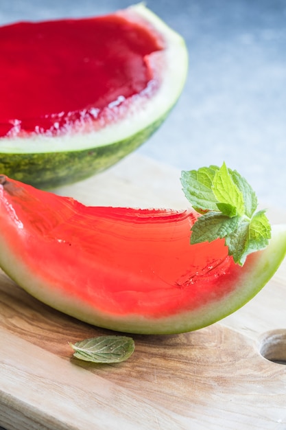 Hausgemachte Wassermelone und Minze Dessert. Gelee in einer Wassermelone auf hellem Hintergrund.