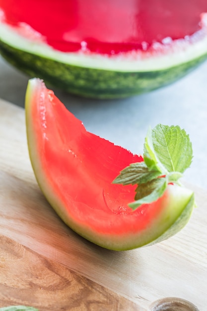 Hausgemachte Wassermelone und Minze Dessert. Gelee in einer Wassermelone auf hellem Hintergrund.