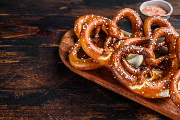 Hausgemachte weiche Brezeln mit Salz auf einem Holzbrett