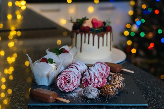 Hausgemachte Weihnachten gebackene verschiedene Süßigkeiten. Frohes Neues Jahr und Frohe Weihnachten Hintergrund. Winter