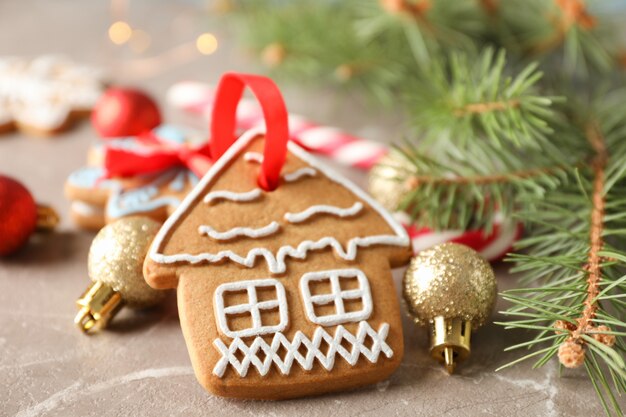 Hausgemachte Weihnachtsplätzchen, Süßigkeiten, Spielzeug auf Braun, Platz für Text. Nahansicht