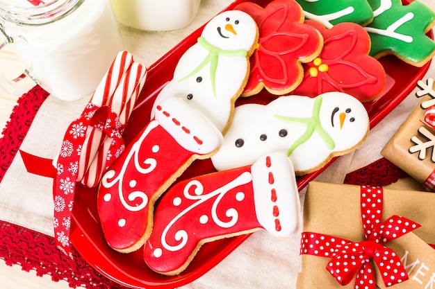 Hausgemachte Weihnachtsplätzchen verziert mit bunter Zuckerglasur.