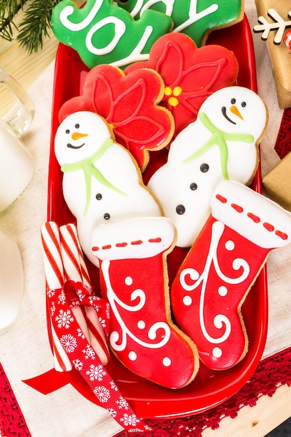 Hausgemachte Weihnachtsplätzchen verziert mit bunter Zuckerglasur.