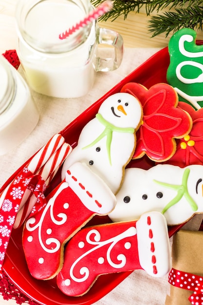 Hausgemachte Weihnachtsplätzchen verziert mit bunter Zuckerglasur.