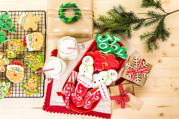 Hausgemachte Weihnachtsplätzchen verziert mit bunter Zuckerglasur.