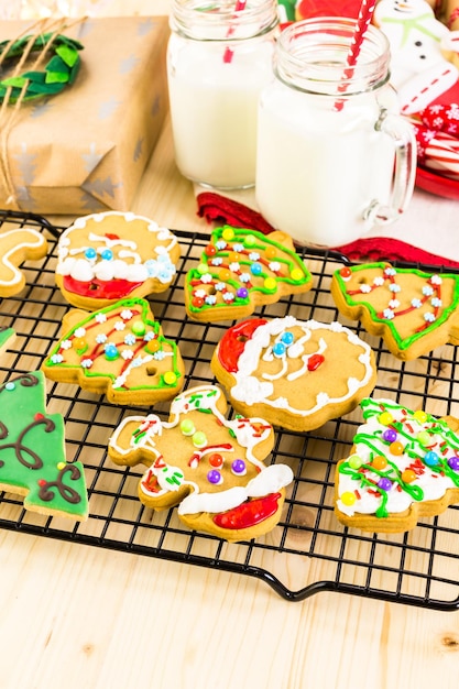 Hausgemachte Weihnachtsplätzchen verziert mit bunter Zuckerglasur.