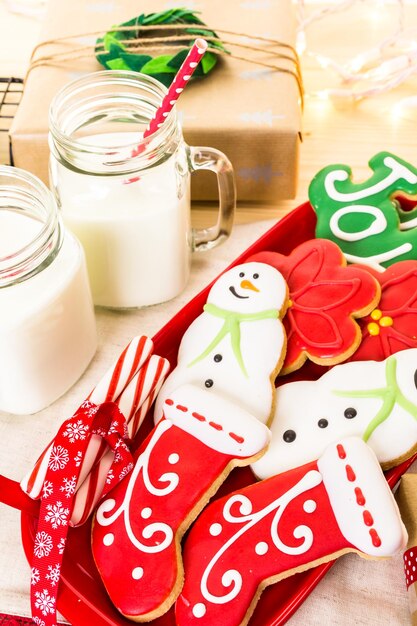 Hausgemachte Weihnachtsplätzchen verziert mit bunter Zuckerglasur.