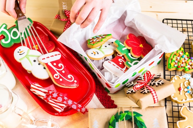 Hausgemachte Weihnachtsplätzchen verziert mit bunter Zuckerglasur.