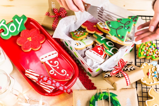 Hausgemachte Weihnachtsplätzchen verziert mit bunter Zuckerglasur.