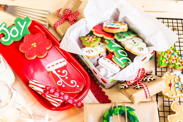 Hausgemachte Weihnachtsplätzchen verziert mit bunter Zuckerglasur.